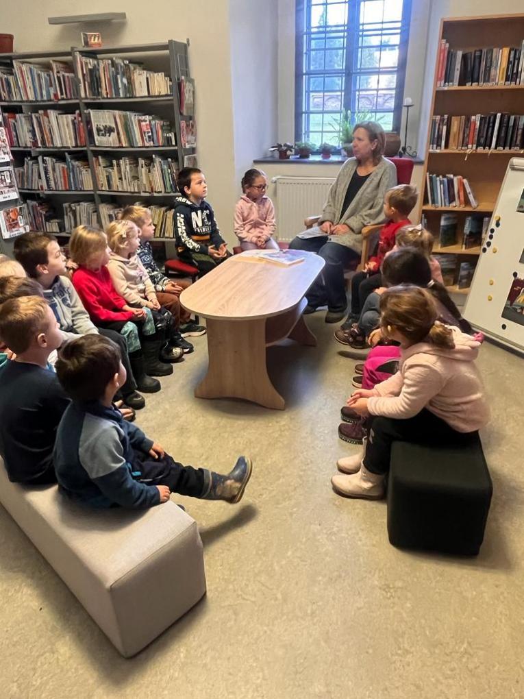 Návštěva knihovny v Hostinném