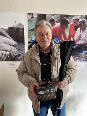 Pan Yaroslav s dárkem